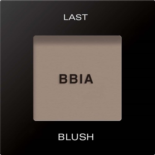 Meikkipaletti beige-sävyllä nimeltä BBIA Blush, jossa lukee 'Last' ylä- ja alapuolella.