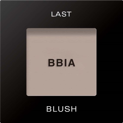 En ögonskugga palett med nyanserna "LAST" och "BLUSH", med beige och mörk bakgrund.
