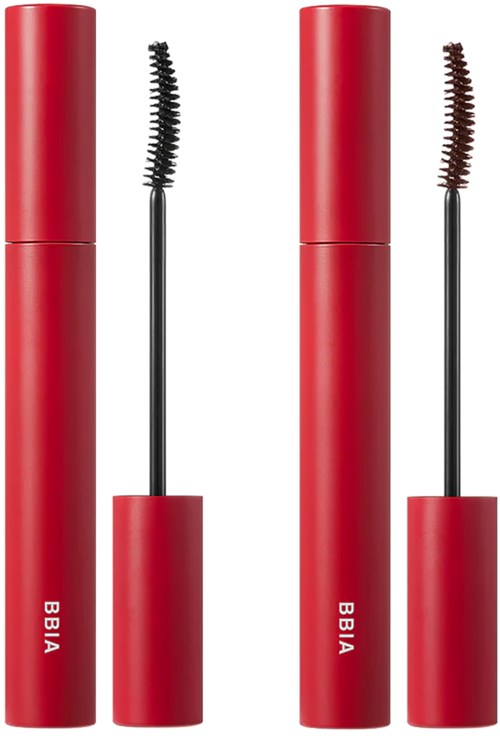 Twee rode mascara-flacons met open borstels, één zwart en één bruin. Het merk 'Bbia' is zichtbaar.