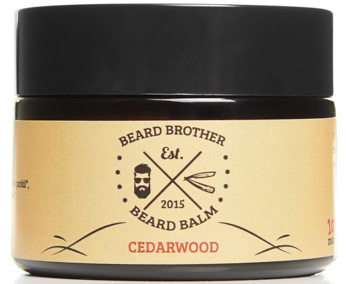 Et krukke med skjeggolje merket 'Cedarwood' med svart lokk og enkel logo med en skjeggete mann og verktøy.