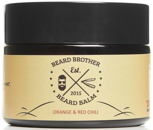 En krukke med skjeggkrem med svart lokk, merket 'Beard Brother Beard Balm' for smak av appelsin og rød chili.