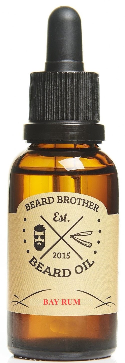 Liten bärnstensfärgad flaska med droppkork innehållande skäggolja. Etiketten säger 'Beard Brother Beard Oil' och 'Bay Rum.'