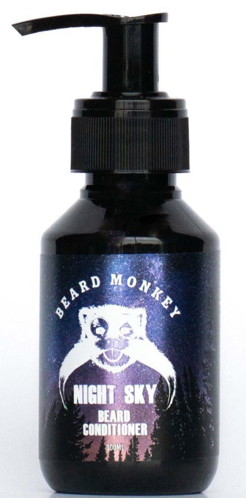 En sort flaske med pumpe viser skægconditioner kaldet 'Night Sky' af Beard Monkey med en abe-logo og nattehimmel baggrund.