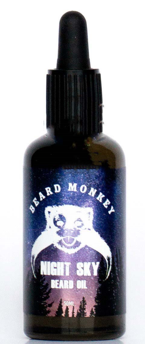 Een kleine donkere fles met druppelaar, gelabeld 'Beard Monkey Night Sky Beard Oil' met een aap- gezicht en bomen.