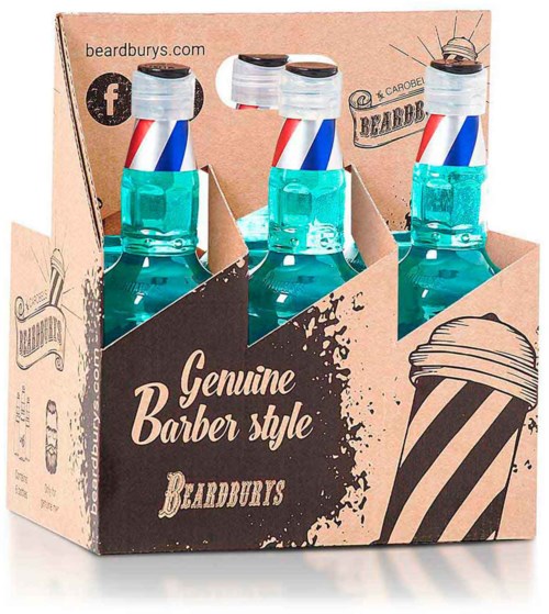 Tre flasker med barberstil-merking i en pappeske. Esken har tekst og bilder relatert til en barbertema.