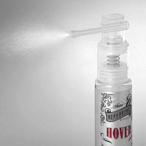 En sprayflaska som sprutar ut en fin dimma, med en etikett som säger 'HOVER' och dekorativa designer.