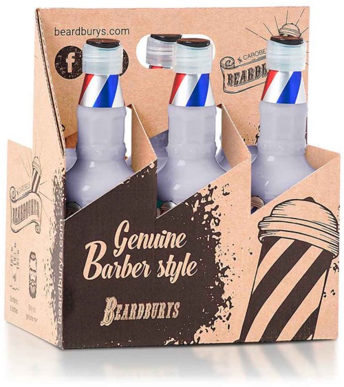 Tre små flasker formet som barbererverktøy med dekorative lokk, i en utstillingsboks merket "Genuine Barber style."
