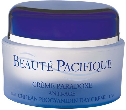 En blå og hvid krukke med anti-aging creme og tekst om hudpleje og antioxidante egenskaber.