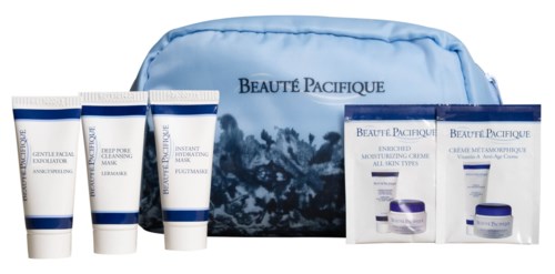 Ett set med hudvårdsprodukter och en blå väska med etiketten 'Beaute Pacificque'.