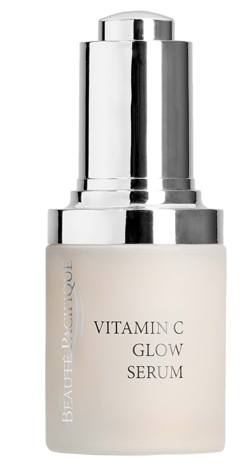 En liten hvit flaske med en skinnende sølvhette merket 'Vitamin C Glow Serum' fra 'BEAUTÉ PACIFIQUE'.