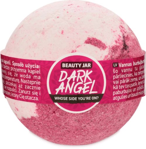 En rund badbomb med rosa och vita färger, märkt 'Dark Angel' av Beauty Jar. Den har text på flera språk.