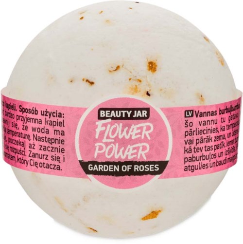 Eine runde Badekugel mit einem pinken Etikett, auf dem 'Beauty Jar Flower Power Garden of Roses' steht.