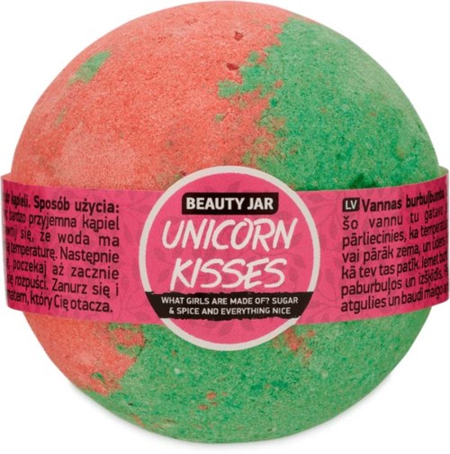 En rund badebombe med rosa og grønne striper og en etikett som heter 'Unicorn Kisses'.