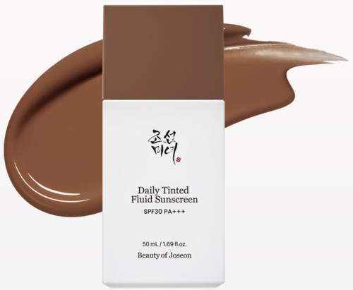 Eine weiße Flasche mit braunem Deckel, beschriftet 'Daily Tinted Fluid Sunscreen,' mit einem braunen Sonnenschutzstreifen dahinter.