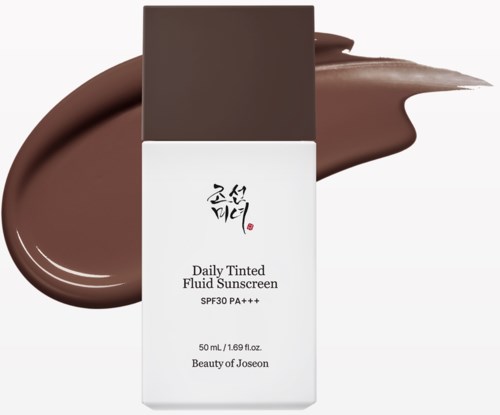 Eine Flasche täglicher getönter flüssiger Sonnencreme mit SPF 30 und PA+++ auf weißem Hintergrund, zeigt Produktproben.