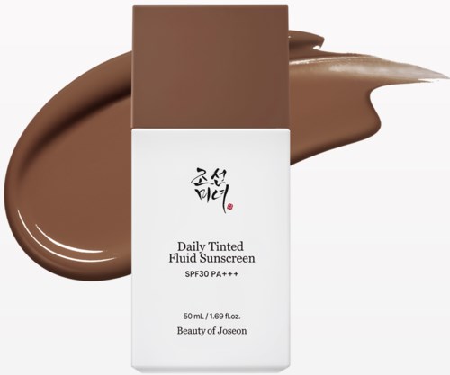Eine weiße Flasche mit braunem Deckel und Produktname, zeigt getönteten Sonnenschutz mit SPF 30, umgeben von einem Klecks braunen Sonnenschutz.