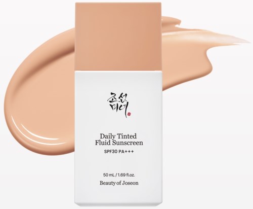 Eine Sonnencremeflasche mit 'Daily Tinted Fluid Sunscreen' und SPF 30, vor einem beigeausgerichteten Fleck.