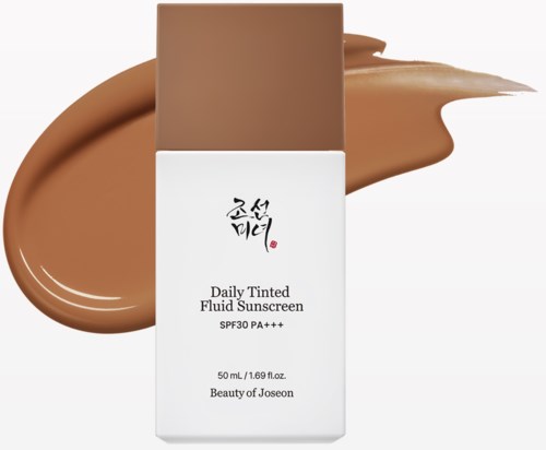 Eine Sonnencreme-Flasche mit koreanischen Schriftzeichen, weißen und braunen Farben, und einem Lotion-Schmierfleck um sie herum.