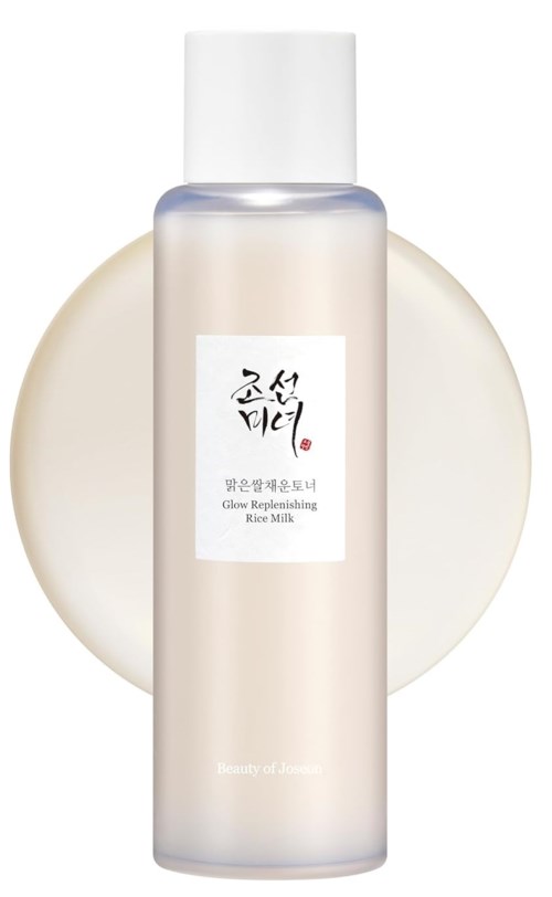 Een doorzichtige fles met witte dop, etiket met Koreaanse tekens en een ronde roomkleurige achtergrond.