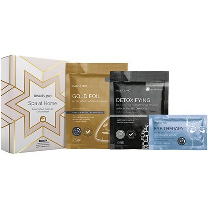 Olika ansikts- och ögonmasker för hudvård, med olika ingredienser och fördelar, i färgglada förpackningar och en box.