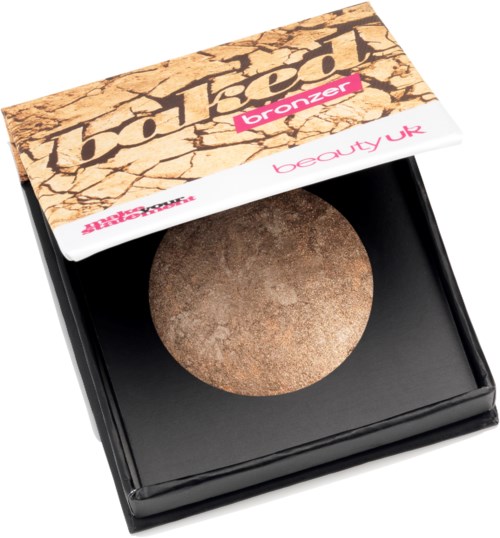 En sminkkompakt märkt 'bronzer' i ett svart fodral med en sprucken jorddesign på toppen.