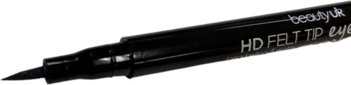 En svart eyeliner-penna ligger horisontellt, med text som visar att den är för ögonmakeup. Bakgrunden är delad svart och vit.