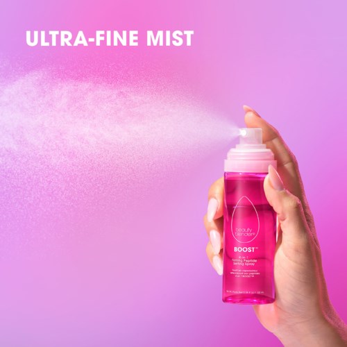 En hånd sprayer rosa tåke fra en flaske mot bakgrunn i rosa og lilla. Teksten sier Ultra-Fine Mist.