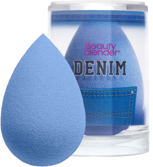 En blå sminksvamp med design av denim lomme, merket 'Beauty Blender Denim' i en klar plastbeholder.