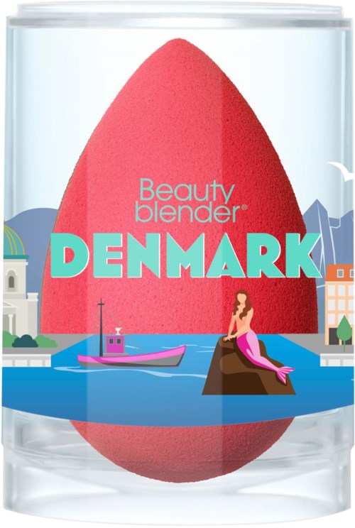 En rosa makeupsvamp med en bybaggrund og ordene "Beauty blender DENMARK" på.