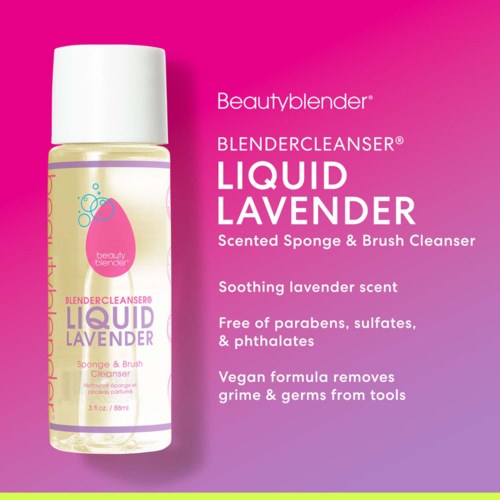 En klar vätskflaska märkt 'Liquid Lavender' på en rosa och lila bakgrund, beskriver en lavendeldoftande rengöringsprodukt.