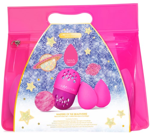 Rosa väska med rymdinspirerat beauty blender-set, inklusive planeter, stjärnor och två rosa svampar.
