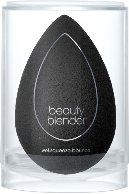 En svart dråpeformet beauty blender i en klar beholder med hvit tekst og tynn hvit omkrets.