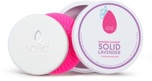 En rund behållare med vit lock som säger "solid" och en rosa och lila produktetikett för lavendeldoft.