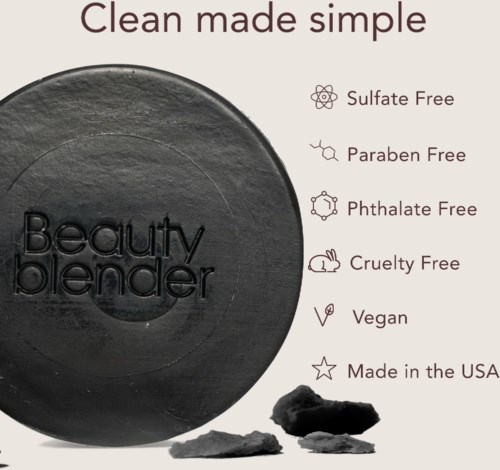 En sort rund beauty blender med enkel tekst, der angiver, at den er fri for skadelige kemikalier og dyreforsøg.