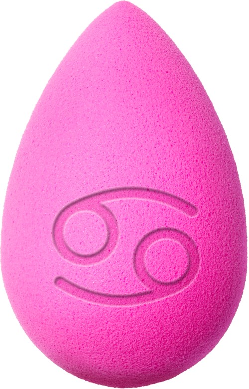 En rosa makeup-svamp med ett graverat leende ansikte, droppformad och mönstrad.
