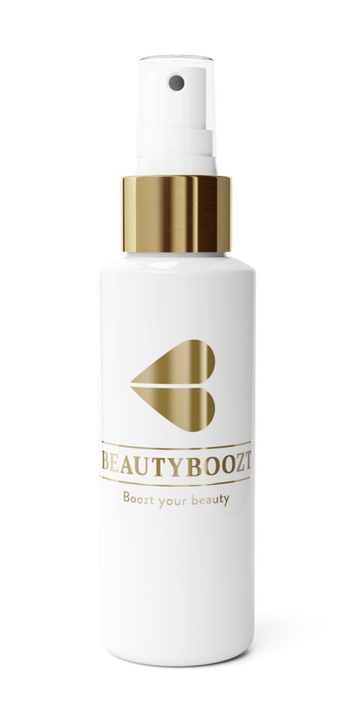 En hvit sprayflaske med gullfargede detaljer og en hjerte-logo, merket "BEAUTYBOOZT" med slagordet "Boost your beauty."