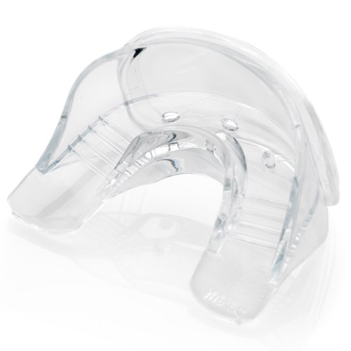 Ett tydligt, plastliknande skydd som formas för att passa munnen, troligtvis för att skydda tänder under sport eller tandvård.