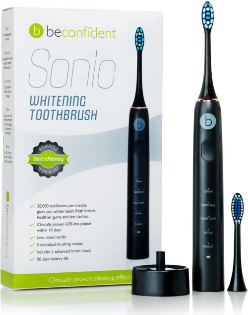 Eine schwarze elektrische Zahnbürste mit blauer Marke, Ladestation und extra Bürstenköpfen in Verpackung.