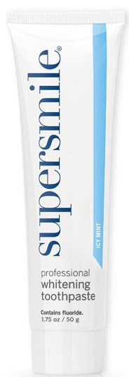 En tub SuperSmile blekande tandkräm med blå och vit förpackning.