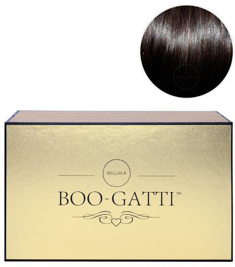 Ein Karton mit der Aufschrift "Boo-Gatti" und einem kleinen, runden Haarmuster darüber. Der Karton hat ein beige-schwarzes Design.