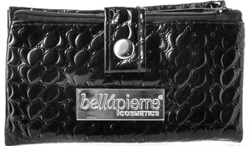 Zwarte portemonnee met hartpatronen, rits en bellapierre cosmetica label.