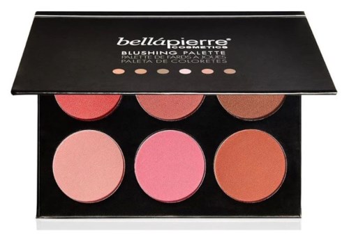 En makeuppalett med tre rund blush i rosa, persika och röd nyanser, i ett svart fodral.