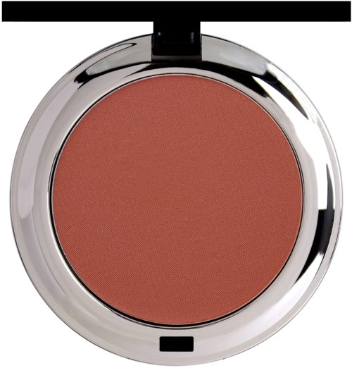Een ronde blush make-up compact met een glanzende zilveren behuizing en roestkleurige poeder erin.