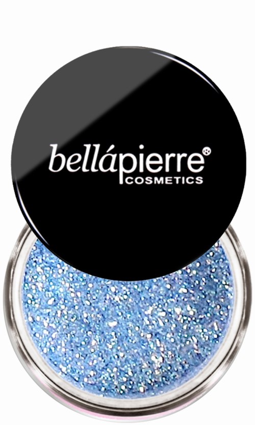 Pieni pyöreä rasia sinistä glitterluomiväriä, jossa on musta kansi, jossa on merkki Bellapierre cosmetics.