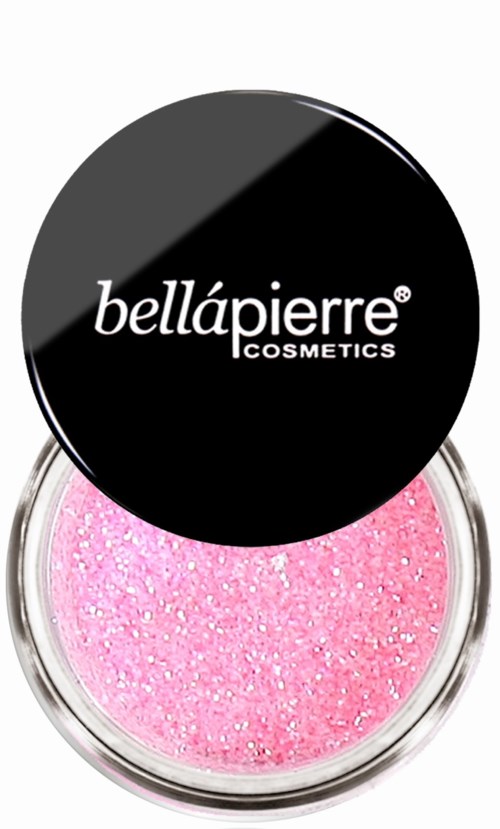 Ympyrän muotoinen rasia, jossa on pinkkiä hohtavaa irtopuuteria ja musta kansi, jossa on valkoinen teksti "bellápierre COSMETICS."