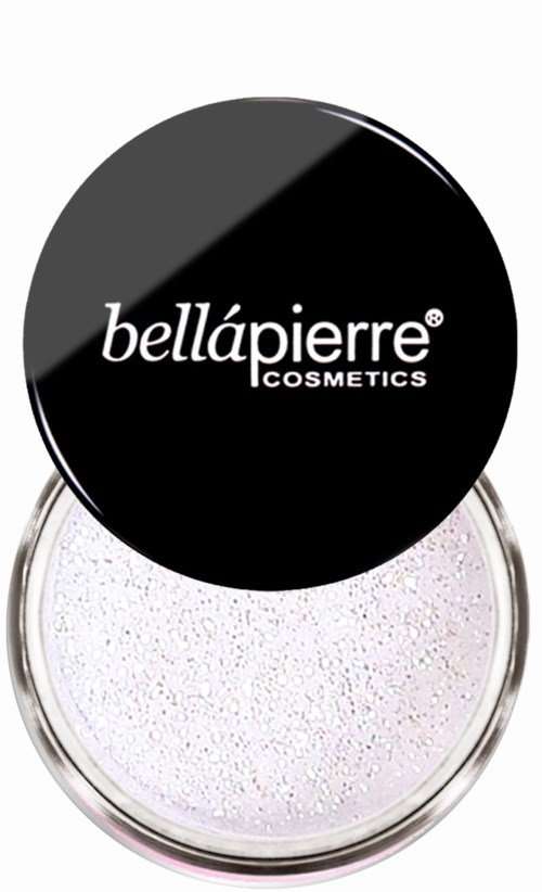 Pyöreä kosmetiikkalaatikko, jonka kansi on musta ja siinä lukee 'bellápierre cosmetics', sisältä paljastuu valkoinen glitteri.
