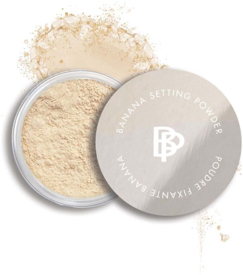 Pojemnik z banana setting powder, zenskładką z logo i nazwą marki.