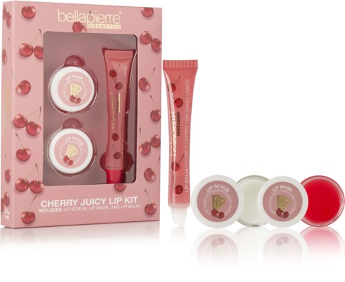 Een roze doos met kersen bevat lip scrub, lip mask en lip balm met bijpassende kerslogo's.