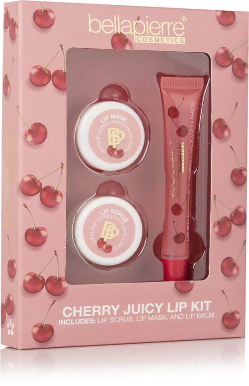 Roze doos met kersen, bevat lip scrub, lip mask en lip balm van Bellápierre, kers gerelateerde producten.