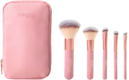 Fem makeupborstar med rosa och roséguldhandtag och en matchande rosa förvaringsväska.